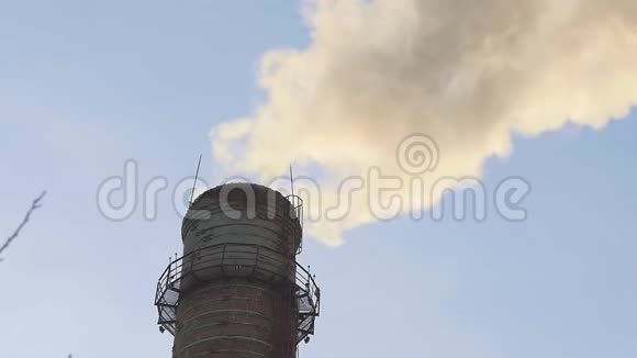 工业管道中冒出的烟雾大气污染视频的预览图