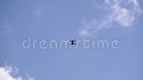蓝天背景下的一个飞行员的剪影天空中的云在空中飞翔视频的预览图
