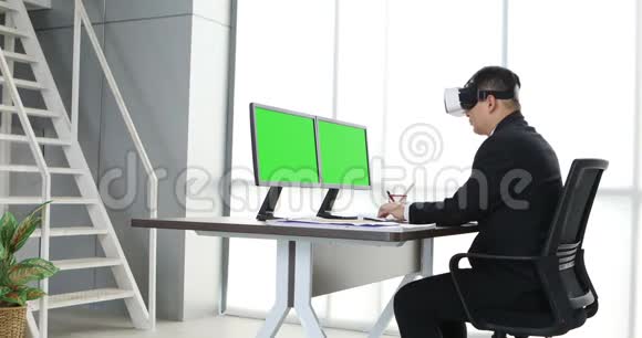 商人在VR办公室工作视频的预览图