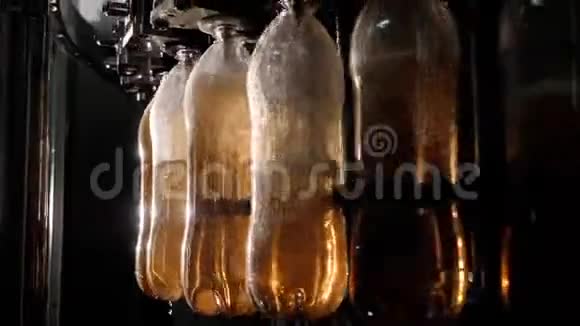 在工业工厂自动输送线上生产和装瓶柠檬水视频的预览图