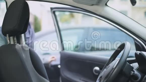坐在汽车发动机上照镜子的穆斯林女士驾驶执照视频的预览图