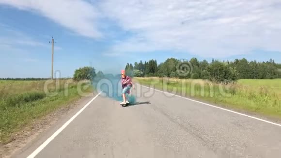 少年骑滑板视频的预览图