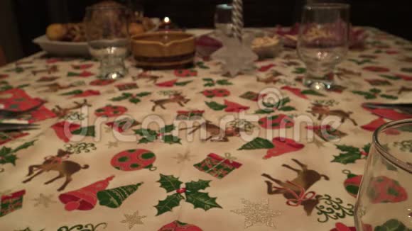 在圣诞节的餐桌上烤大胸菜视频的预览图