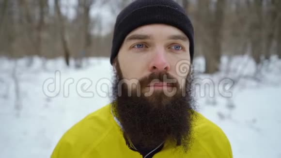 冬林中蓝眼大胡子男子的弧形肖像视频的预览图