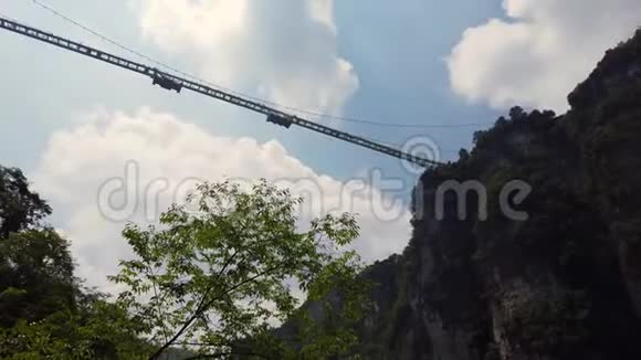 中国大峡谷上方的玻璃桥视频的预览图