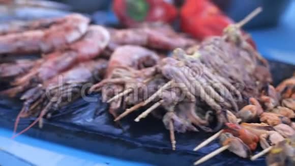 街头美食节上烹制的美味海鲜佳肴包括虾类视频的预览图