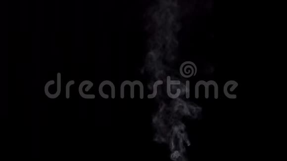 白色的烟雾弥漫在黑色的背景上视频的预览图