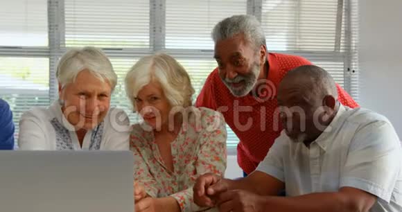 在养老院使用笔记本电脑的活跃混血老年人的正面看法视频的预览图