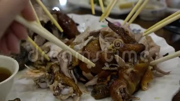 亚洲人用许多筷子围着传统的鸡肉食物视频的预览图