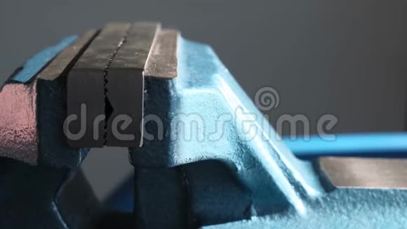 蓝色金属虎钳板凳工具特写视频的预览图