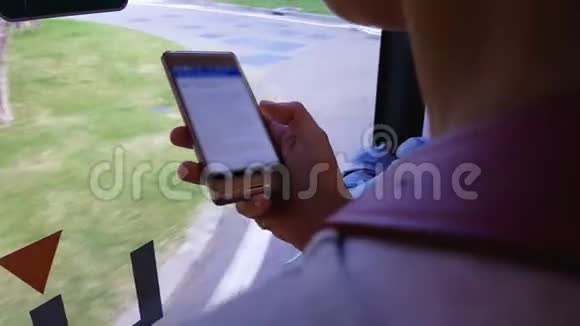 智能手机上的游客阅读说明供自助旅游乘车视频的预览图