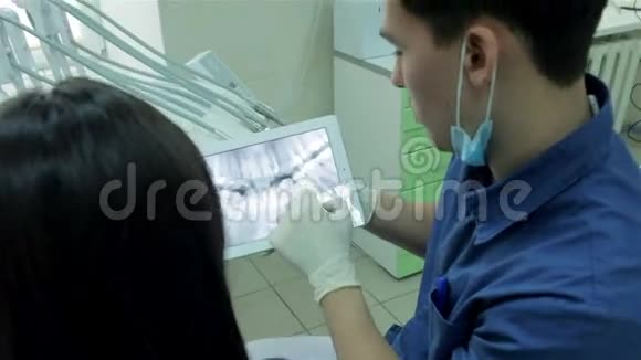 牙科医生给病人做了X光检查视频的预览图