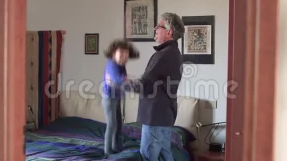 儿童游戏与爸爸跳床SF视频的预览图