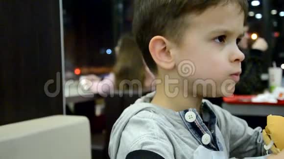 在餐馆吃汉堡的男孩视频的预览图