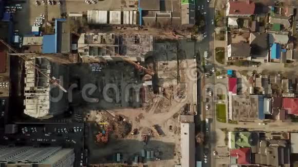 俯视建筑工地起重机建筑物视频的预览图