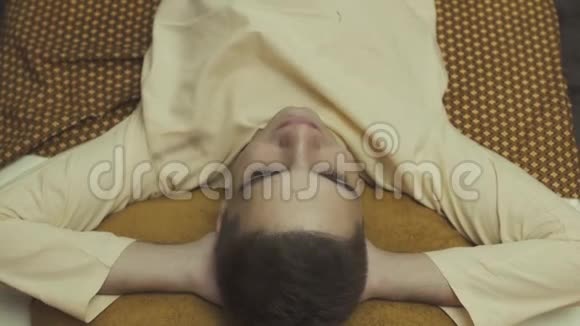 年轻人躺在按摩床上视频的预览图