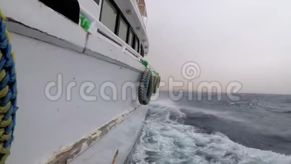 在强烈的风暴中沿着海浪前进视频的预览图