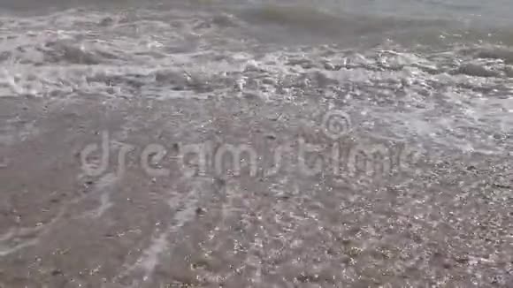 英国布莱顿海滩卵石上的慢波视频的预览图