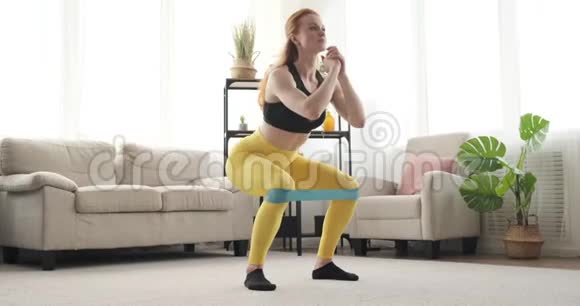 女人用抵抗带做蹲视频的预览图