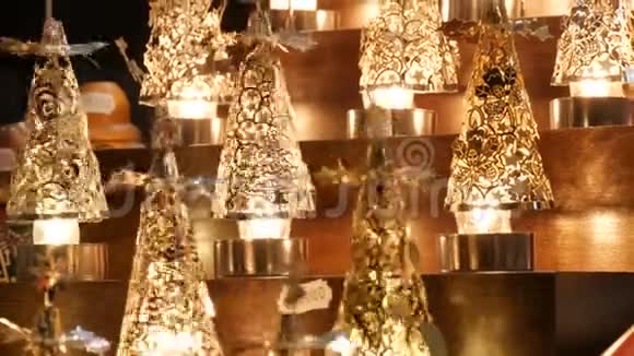 商场柜台上有漂亮舒适的发光圣诞烛台灯视频的预览图