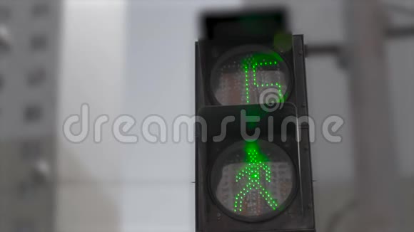 交通灯带绿红色步行和停车标志越野概念安全视频的预览图