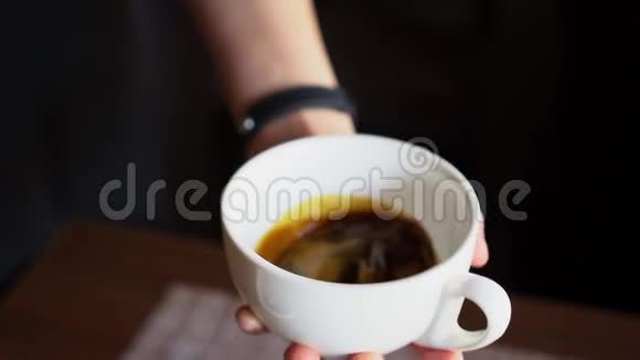 服务员在杯子里煮咖啡视频的预览图