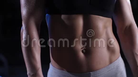 健身女人展示腹部视频的预览图