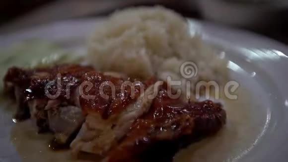 4K马来西亚亚洲餐厅的传统吉肯和白米菜视频的预览图