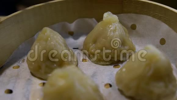 在餐馆里用筷子吃饺子的慢动作中国食物视频的预览图