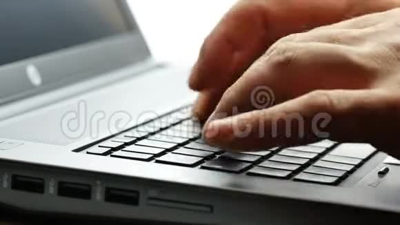 特写男性手打字键盘电脑笔记本背光4k镜头视频的预览图