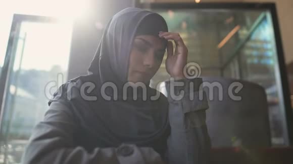 焦虑的阿拉伯女性遭受压力孤独的女性即将离婚视频的预览图