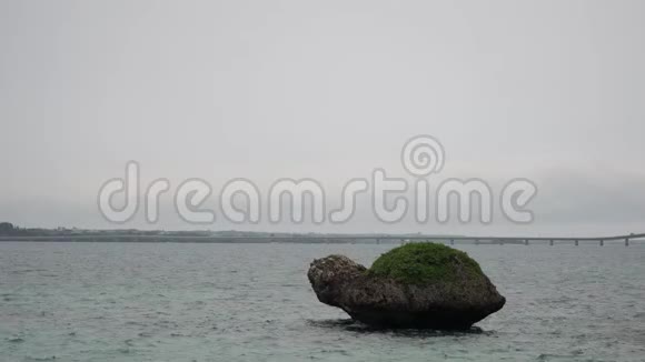 伊拉布岛上一块龟形岩石后面有伊拉布桥视频的预览图