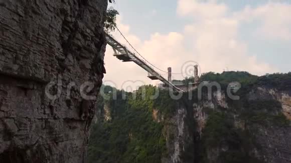 中国大峡谷上方的玻璃桥视频的预览图