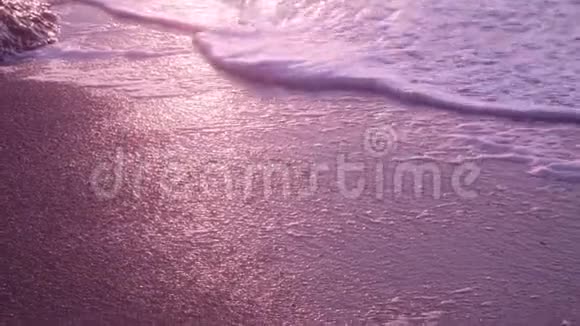 波浪泡沫气泡海浪湿沙橙花视频的预览图