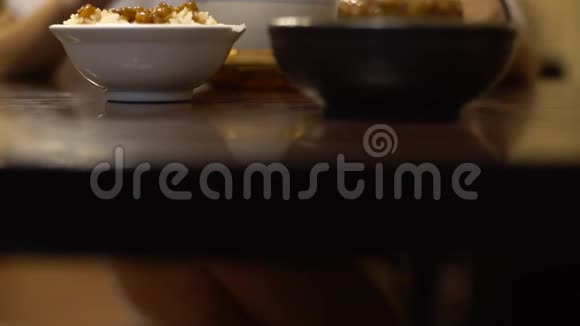 4K亚洲女人在餐馆吃鸡汤和一碗米饭视频的预览图