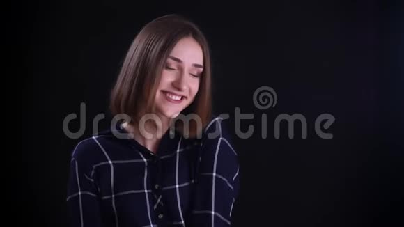 年轻可爱短发女性直视镜头带着羞涩的背景笑的特写镜头视频的预览图