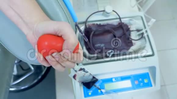 自动机器从捐献者手臂输血中心泵血视频的预览图