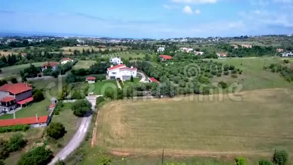 在希腊塞萨洛尼基地区的山丘上鸟瞰房屋无人驾驶飞机向前移动视频的预览图