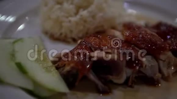 4K马来西亚亚洲餐厅的传统吉肯和白米菜视频的预览图