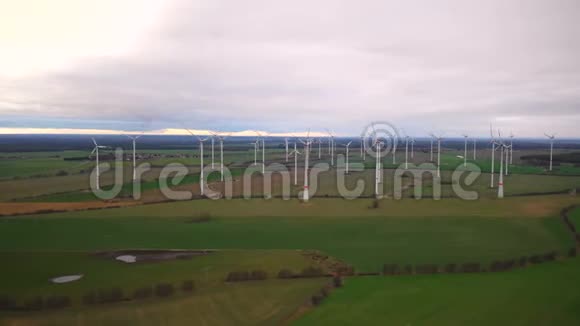 惊人的空中背景拍摄大型风车涡轮农场在多云秋田工作可再生能源的概念视频的预览图