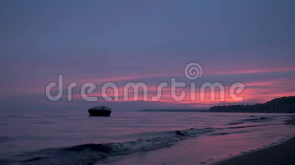 日落时海上的孤舟视频的预览图