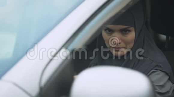 戴着穆斯林传统围巾的妇女去开会领驾照视频的预览图