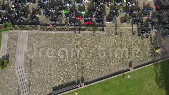 大集团摩托车骑自行车在城镇广场季节结束立陶宛空中视频的预览图