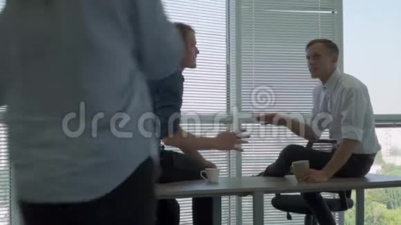 两个生意伙伴坐在桌子上为女孩送行视频的预览图