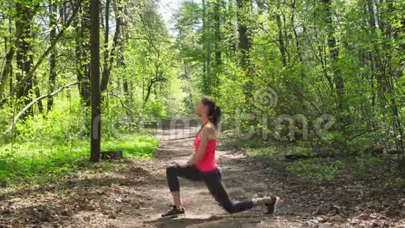 女人在森林里跑之前做伸展运动视频的预览图