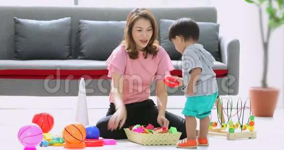 亚洲男孩和他妈妈玩玩具和球视频的预览图