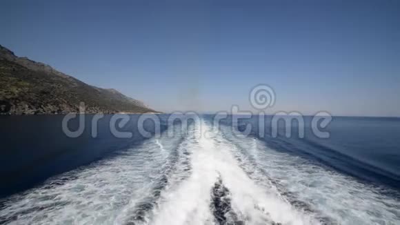 在平静的水域乘渡船航行视频的预览图