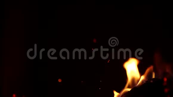 慢动作温暖舒适的燃烧壁炉美丽的热上升火花从燃烧的木材和纸张家里着火了视频的预览图
