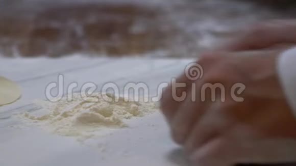 慢动作厨师在肉馅之前滚面团以制作饺子视频的预览图