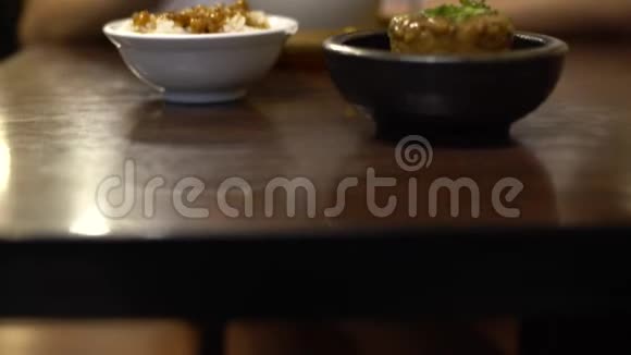4K亚洲女人在餐馆吃鸡汤和一碗米饭视频的预览图